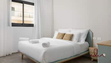 Een bureau, een strijkplank/strijkijzer, reisbedje, wifi