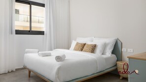 Työpöytä, silitysrauta/-lauta, vauvan matkasänky, Wi-Fi