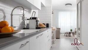 Jääkaappi, mikroaaltouuni, kahvin-/teenkeitin, leivänpaahdin