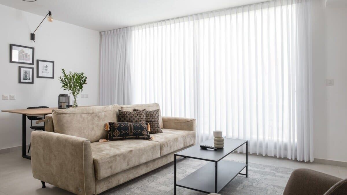 Una televisión, una oficina