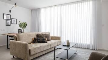 Una televisión, una oficina