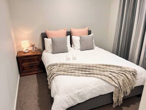 1 habitación, tabla de planchar con plancha, internet y ropa de cama 