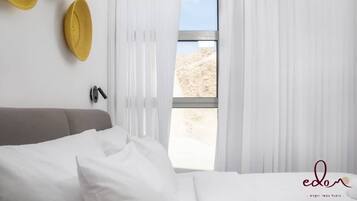 Desk, iron/ironing board, WiFi, bed sheets