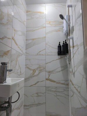 Douche, sèche-cheveux