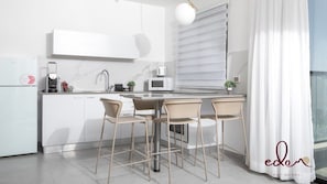 Coffee/tea maker, fridge, microwave, oven - דירה משפחתית מרווחת במיקום מרכזי - By Edom (Eilat)