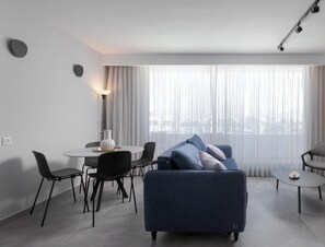 TV, offices - סוויטה מעוצבת עם נוף מדהים לים - By Edomlux (Eilat)