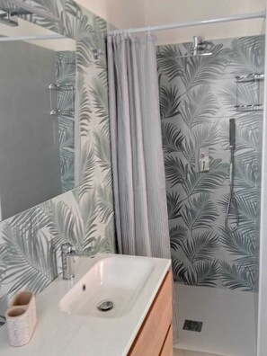 Hair dryer, towels, soap, shampoo - CASA ANNA - TERTENIA MARINE RELAX HOLIDAYS 2 MINUTES BEAUTIFUL BEACHES (TERTENIA)