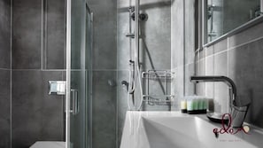 Shower, hair dryer, towels, toilet paper - דירה משפחתית מרווחת במיקום מרכזי - By Edomlux (Eilat)