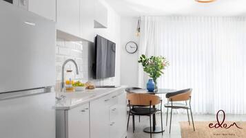 Wasserkocher mit Kaffee-/Teezubehör, Kühlschrank, Mikrowelle, Herdplatte