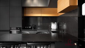 Kühlschrank, Mikrowelle, Ofen, Herdplatte