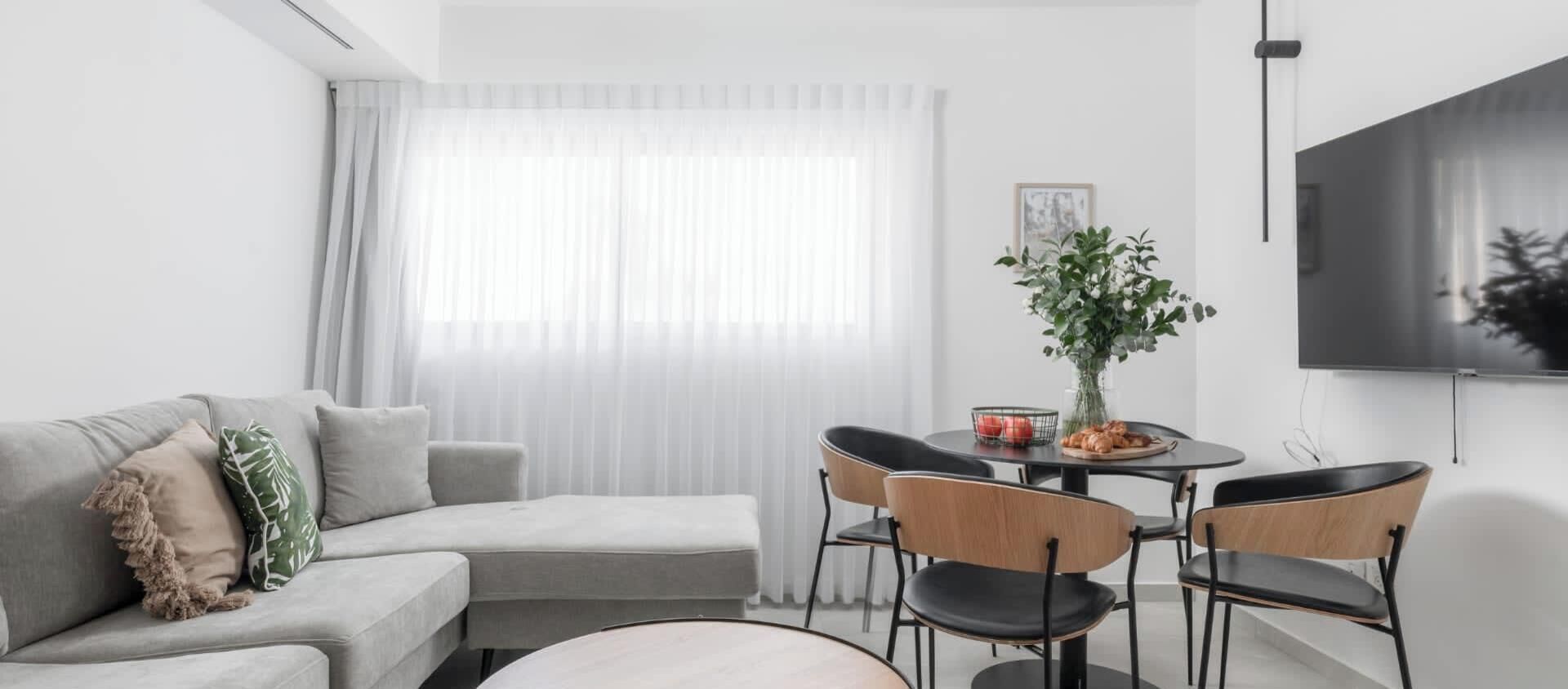 Una televisión, una oficina