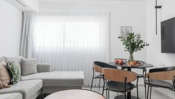 Una televisión, una oficina