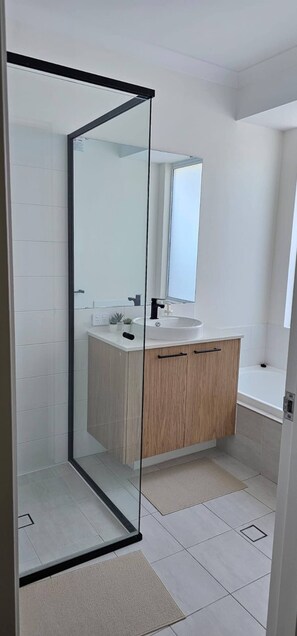 Bathroom - Comfortable Getaway for Families & groups (Byford)