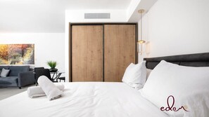 مكتب ومكواة/لوح كي وواي فاي وملاءات أسرّة