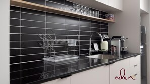 ثلاجة، ميكروويف، موقد طهي مسطح، محمصة خبز