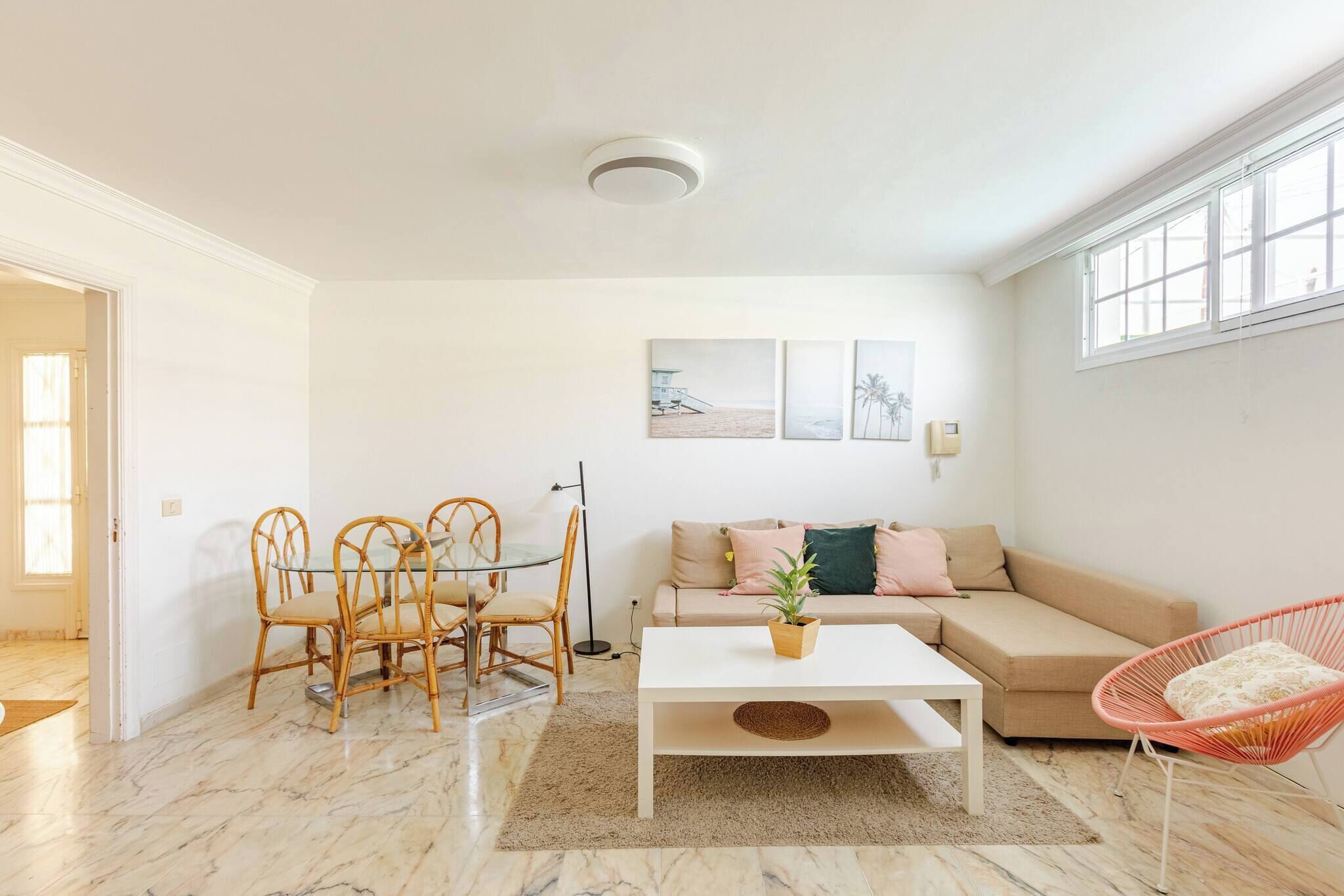 Een televisie en boeken