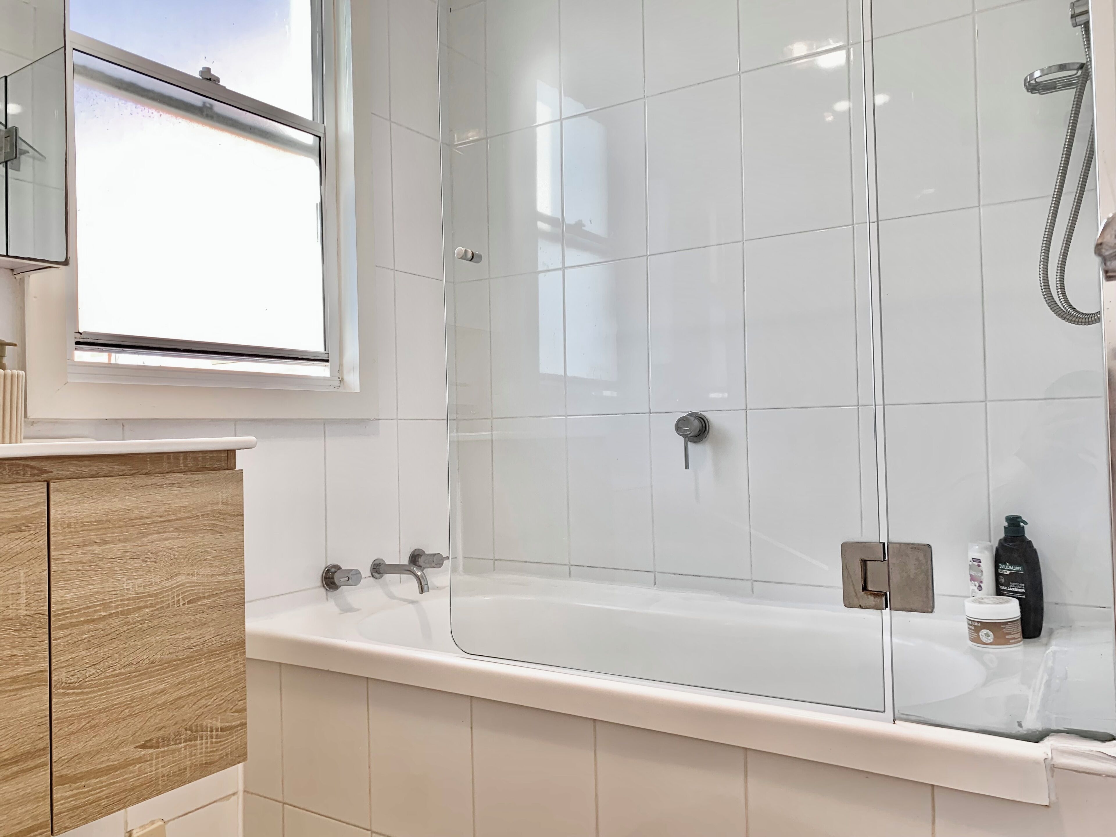 Douche, sèche-cheveux, serviettes fournies