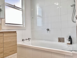 Dusche, Haartrockner, Handtücher