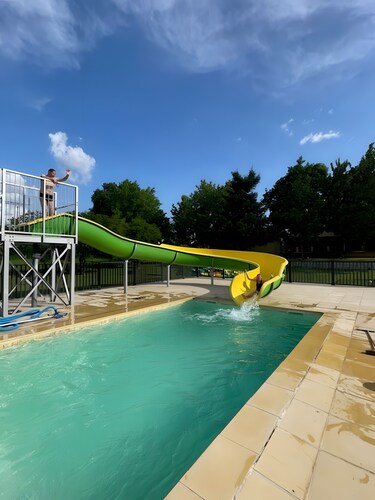 Caravan 'Le Convivial Cottage' with Shared Pool, Wi-Fi and Air Conditioning