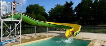 Caravan 'Le Convivial Cottage' with Shared Pool, Wi-Fi and Air Conditioning