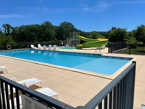 Caravan 'Chalet' with Shared Pool, Wi-Fi, and Air Conditioning