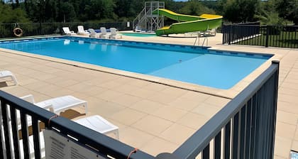 Caravan 'Chalet' with Shared Pool, Wi-Fi, and Air Conditioning