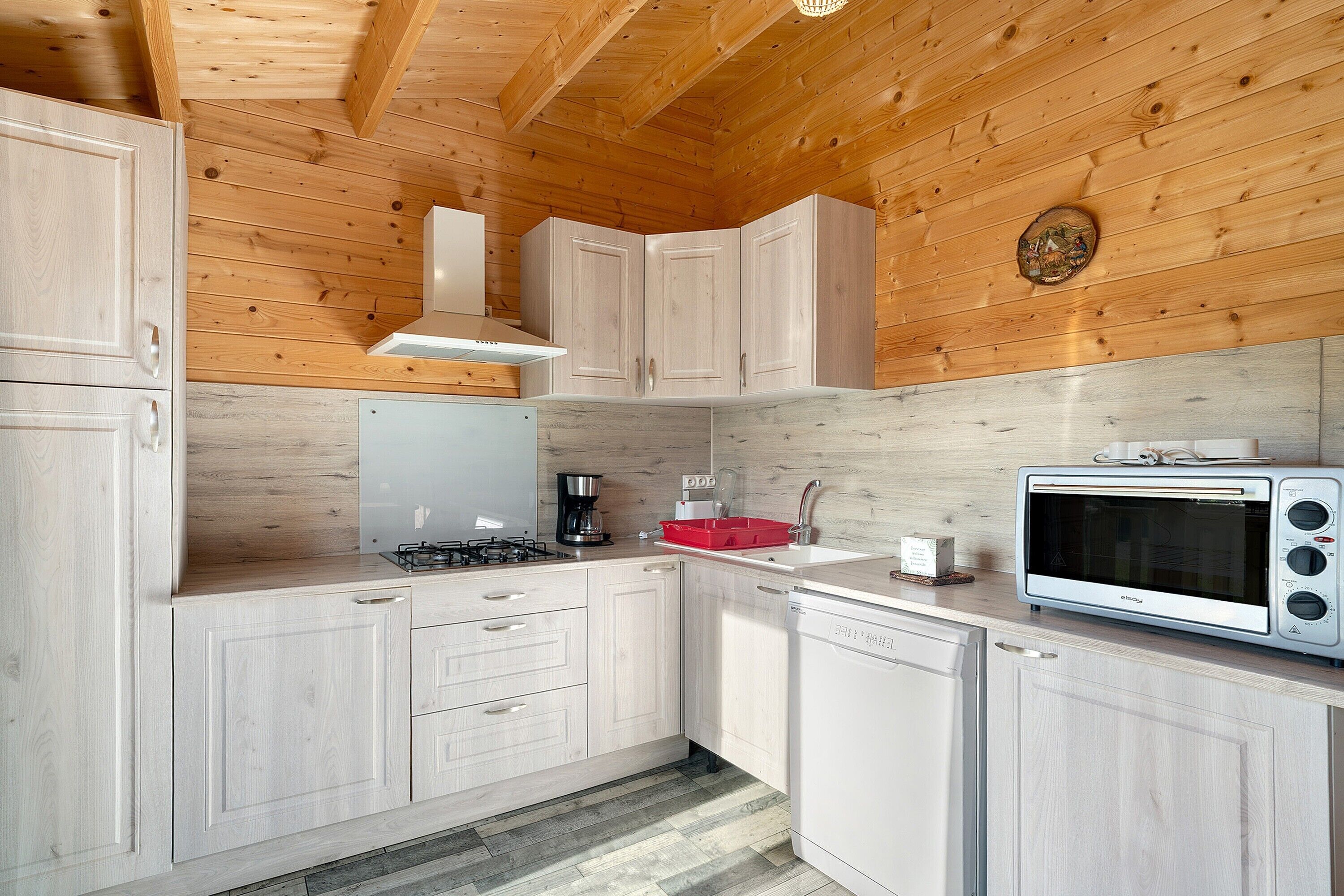 Een koelkast, een magnetron, een kookplaat, een vaatwasser