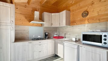 Een koelkast, een magnetron, een kookplaat, een vaatwasser