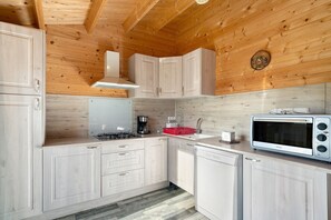 Réfrigérateur, micro-ondes, plaque de cuisson, lave-vaisselle