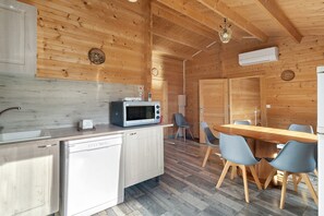 Frigorífico, microondas, placa de cocina y lavavajillas
