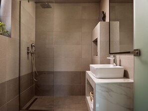 Regadera, secadora de cabello, bidet, toallas 