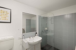 Een douche, een haardroger, handdoeken, zeep