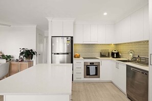 Fridge, microwave, oven, stovetop - Palmway Burleigh Stay (Gold Coast)
