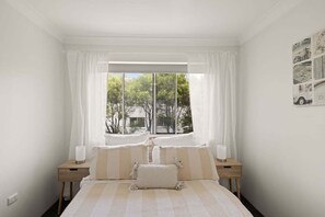2 bedrooms, iron/ironing board, free WiFi, bed sheets - Palmway Burleigh Stay (Gold Coast)