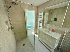 Een douche, een haardroger, handdoeken, zeep