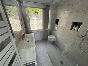 Bathroom - Miki lodge, sea view, 5 min walk from Monaco (Cap-d'Ail)