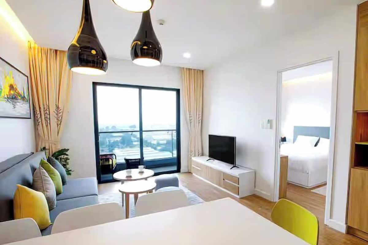 Premier-Suite, 2 Schlafzimmer, Zutritt zur Club Lounge, Poolblick | Wohnbereich | 65-Zoll-Smart-TV mit Kabelempfang, Kamin, Netflix