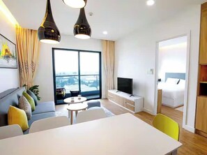 Suite « Premier », 2 chambres, accès au salon club, vue piscine | Coin séjour | TV connectée de 65 pouces avec chaînes par câble, cheminée, Netflix