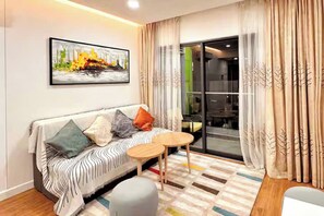 Suite Majestueuse, 1 chambre, accès au salon club, vue piscine | Coin séjour | TV connectée de 65 pouces avec chaînes par câble, cheminée, Netflix