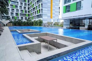 Una piscina al aire libre