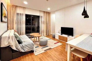 Grand suite, 1 slaapkamer, toegang tot de clublounge, uitzicht op zwembad | Woonruimte | Een 65-inch smart-tv met kabelzenders, een open haard en Netflix