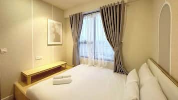 Grand Suite, 1 Bedroom, Akses Club Lounge, Pool View | Cadar kapas Mesir, peralatan tempat tidur premium, gebar bulu kapas