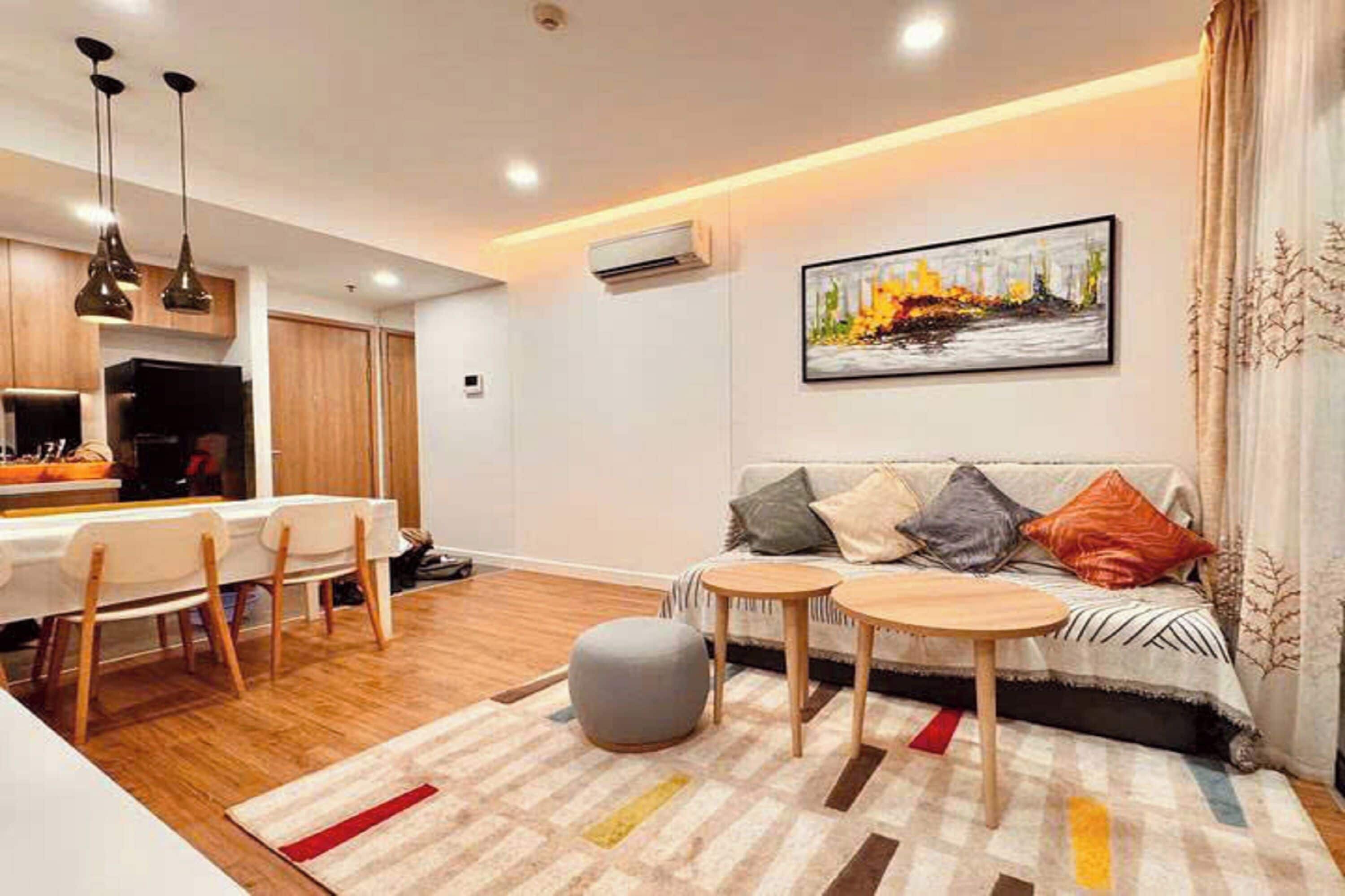 Phòng Suite Grand, 1 phòng ngủ, quyền sử dụng Club Lounge, quang cảnh hồ bơi | Khu phòng khách | Smart TV 65-inch có truyền hình cáp, lò sưởi, Netflix 