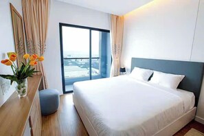 Premier suite, 2 slaapkamers, toegang tot de clublounge, uitzicht op zwembad | Uitzicht vanuit de kamer