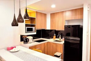 Suite Majestueuse, 1 chambre, accès au salon club, vue piscine | Cuisine privée | Grand réfrigérateur, micro-ondes, four, plaque de cuisson