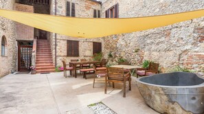 Outdoor dining - Tiziano-Leonardo - Villa Amedeo Tuscan countryside (Brenna)