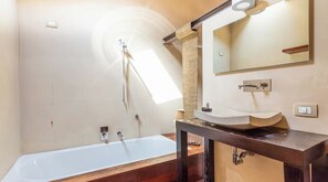 Shower, hair dryer, bidet, towels - Tiziano-Leonardo - Villa Amedeo Tuscan countryside (Brenna)