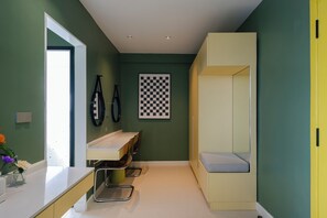 Dipsy Suite Room | Dihias secara berasingan, dilengkapkan perabot secara berasingan, meja 