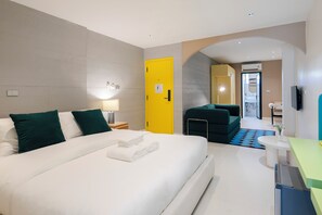 Individually decorated, individually furnished, desk, laptop workspace - Bembis Hotel Charoenakorn 10 (Bangkok)