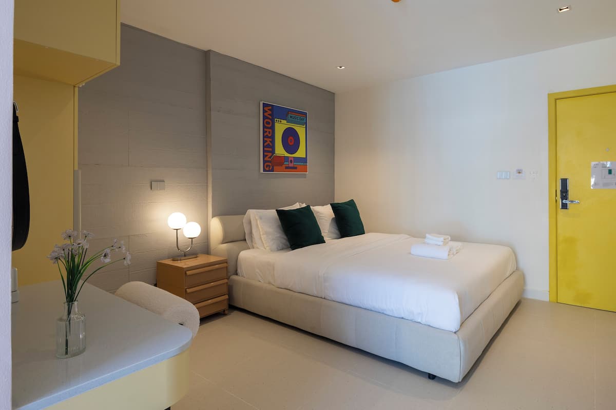 Po Executive King Bed Room | Meja kerja, ruang kerja ramah laptop, dan tirai kedap cahaya